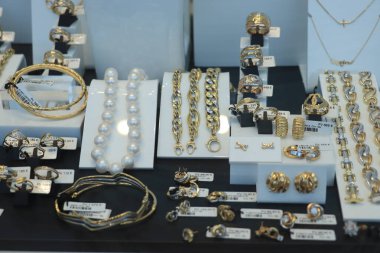 Cornella de Llobregat, İspanya - 1 Ekim 2019: mağaza vitrininde mücevher. Splau Alışveriş Merkezi 'nde elmas ve incili altın mücevherler.