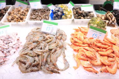 Barselona, İspanya - 30 Eylül 2019: La Boqueria Pazarı 'nda karides seçimi. Etiketler üzerine metin: ürün tanımı İspanyolca, fiyatlar avro