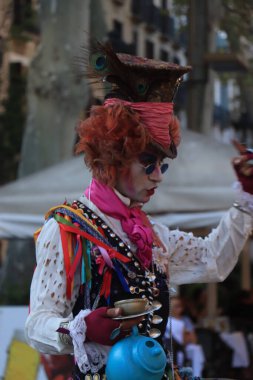 Barselona, İspanya - 29 Eylül 2019: Renkli sokak sanatçısı, Barcelona 'daki ünlü Ramblas' ta Alice Harikalar Diyarından Çılgın Şapkacı 'yı canlandırıyor.