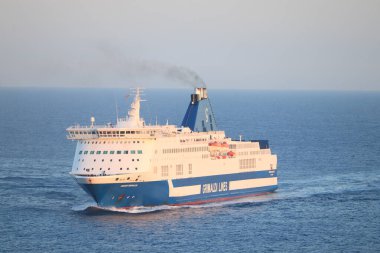 Barselona, İspanya - 24 Eylül 2019: Grimaldi Hatları tarafından işletilen Smeralda Cruise Feribotu, Barcelona limanına doğru yelken açtı.