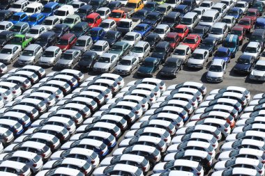 Savona, İtalya - 26 Eylül 2019: yeni ve kullanılmış araçlar liman yakınlarında sevkiyatı bekliyor.