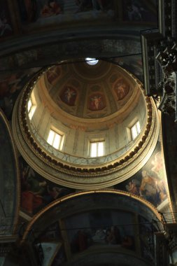 Savona, İtalya - 26 Eylül 2019: Savona Katedrali, Cattedrale di Santa Maria Assunta, Savona 'nın tarihi merkezinde Roma Kattolik Kilisesi, 1584-1605 yılları arasında inşa edildi. İç kısmın ayrıntıları