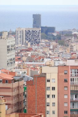 Barselona, İspanya - 28 Eylül 2019: Parc Guell 'den Barcelona' nın görüntüsü. Arka planda Akdeniz