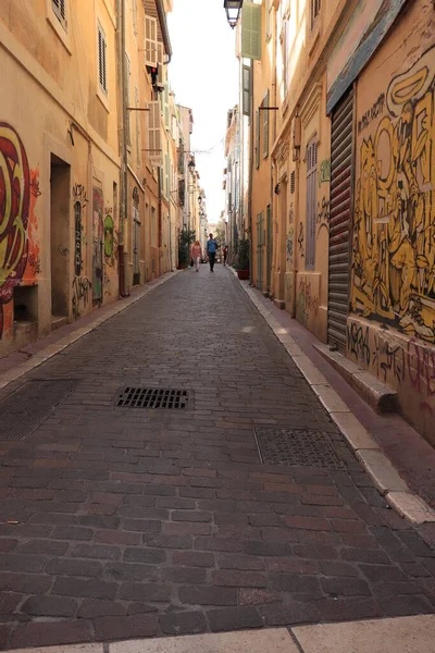 Marsilya, Fransa - 25 Eylül 2019: Marsilya Quartier du Panier caddesi. Sanatsal ve renkli graffiti