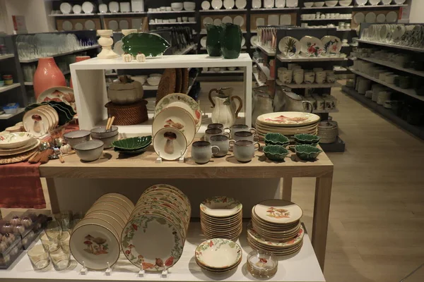 2019年9月30日 西班牙巴塞罗那 家居装饰商店展出陶器和扁平器皿 — 图库照片