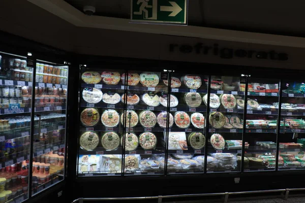 Barcelona España Septiembre 2019 Frigoríficos Supermercado Con Pizza Comidas Preparadas —  Fotos de Stock
