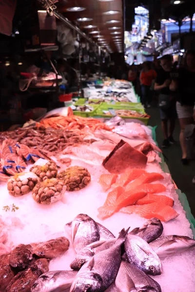 2019年9月30日 西班牙巴塞罗那 在拉博克里亚市场选择海鲜 标签案文 西班牙文产品说明 欧元价格 — 图库照片