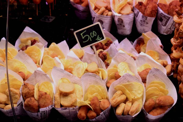 Barcelona Espanha Setembro 2019 Peixe Frito Cones Papel Mercado Boqueria — Fotografia de Stock