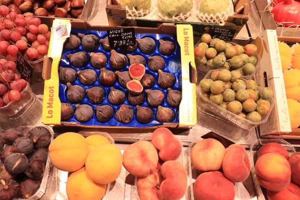 Barcelona España Septiembre 2019 Fruta Colorida Mercado Boquería Exhiben Diferentes —  Fotos de Stock