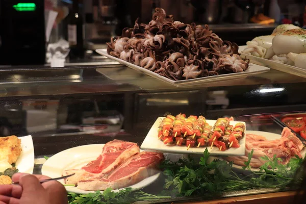 Barcelona Espanha Setembro 2019 Restaurante Mercado Boqueria Pratos Típicos Tapas — Fotografia de Stock