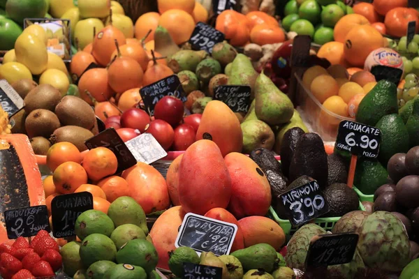 2019年9月30日 西班牙巴塞罗那 Boqueria Market的五彩缤纷的水果 不同种类的热带水果在市场上出售 — 图库照片