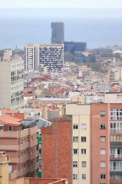 Barselona, İspanya - 28 Eylül 2019: Parc Guell 'den Barcelona' nın görüntüsü. Arka planda Akdeniz