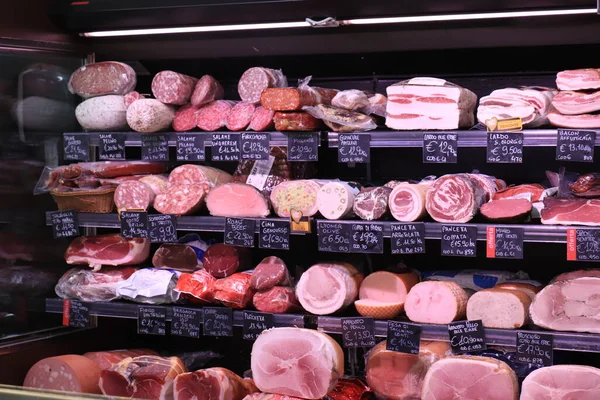 Savona Italië September 2019 Verschillende Soorten Italiaanse Vleeswaren Een Supermarkt — Stockfoto