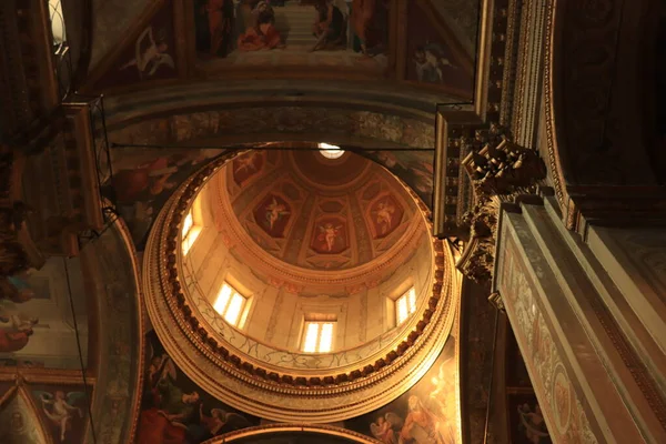 Savona, İtalya - 26 Eylül 2019: Savona Katedrali, Cattedrale di Santa Maria Assunta, Savona 'nın tarihi merkezinde Roma Kattolik Kilisesi, 1584-1605 yılları arasında inşa edildi. İç kısmın ayrıntıları