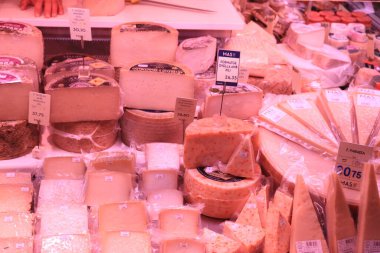 Barselona, İspanya - 30 Eylül 2019: La Boqueria Market 'te çeşitli peynirler. Etiketler üzerine metin: ürün tanımı İspanyolca, fiyatlar avro