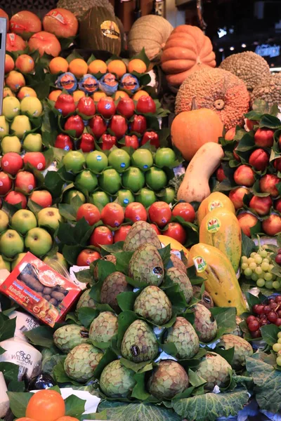 Barcelona Španělsko Září 2019 Barevné Ovoce Trhu Boqueria Různé Druhy — Stock fotografie