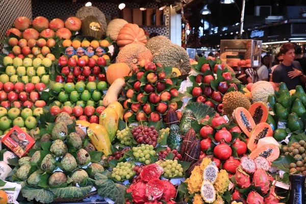 바르셀로나 스페인 2016 Boqueria Market 시장에서는 종류의 과일을 먹는다 — 스톡 사진