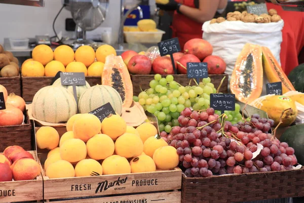 バルセロナ スペイン 2019年9月30日 ボケリア市場でカラフルな果物 展示されている果物の異なる種類 タグのテキスト スペイン語の製品名 ユーロの価格 — ストック写真