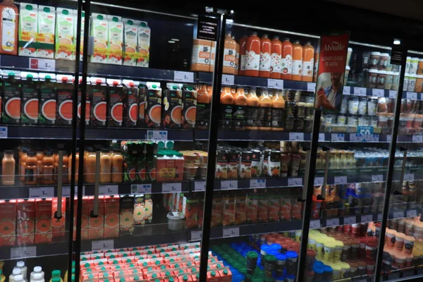 Barcelona Spanien September 2019 Supermarkt Kühlschränke Mit Verschiedenen Flaschen Saft — Stockfoto