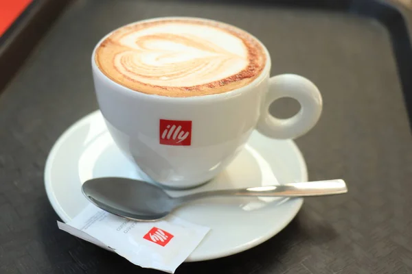 Barcelona Hiszpania Września 2019 Illy Cappuccino Markowym Kubku Cukrem Illy — Zdjęcie stockowe