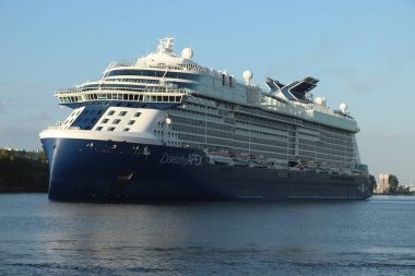 IJmuiden, Hollanda - 14 Mayıs 2022: Ünlülerin Gezileri tarafından işletilen Apex. Fransa 'nın Saint Nazaire kentindeki Chantiers de Atlantique' de inşa edilen kenar sınıfı bir gemi.