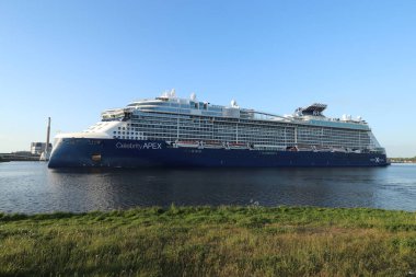 IJmuiden, Hollanda - 14 Mayıs 2022: Ünlülerin Gezileri tarafından işletilen Apex. Fransa 'nın Saint Nazaire kentindeki Chantiers de Atlantique' de inşa edilen kenar sınıfı bir gemi.