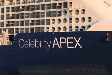 IJmuiden, Hollanda - 14 Mayıs 2022: Ünlülerin Zirvesi, geminin gövdesindeki isim ayrıntıları