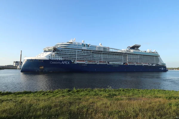 IJmuiden, Hollanda - 14 Mayıs 2022: Ünlülerin Gezileri tarafından işletilen Apex. Fransa 'nın Saint Nazaire kentindeki Chantiers de Atlantique' de inşa edilen kenar sınıfı bir gemi.