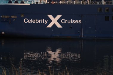 IJmuiden, Hollanda - 14 Mayıs 2022: Ünlülerin Zirvesi, geminin gövdesindeki isim ayrıntıları