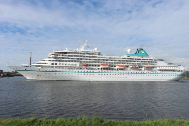 IJmuiden, Hollanda - 21 Mayıs 2022: MS Amera Phoenix Reisen 'in sahibi ve işletmecisi. Kuzey Denizi Kanalı 'ndaki eski HAL Prinsendam