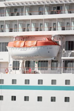 IJmuiden, Hollanda - 21 Mayıs 2022: MS Amera Phoenix Reisen 'in sahibi ve işletmecisi. Yaşam ve kurtarma botunun ayrıntıları..