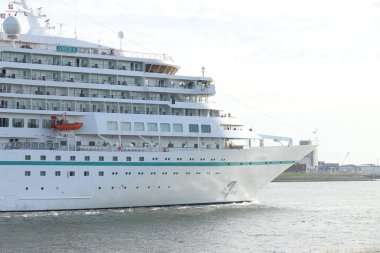 IJmuiden, Hollanda - 21 Mayıs 2022: MS Amera Phoenix Reisen 'in sahibi ve işletmecisi. Eski HAL Prinsendam, Zeesluis IJmuiden 'dan ayrılıyor, dünyanın en büyük sealogu..