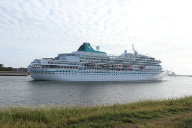 IJmuiden, Hollanda - 21 Mayıs 2022: MS Amera Phoenix Reisen 'in sahibi ve işletmecisi. Eski HAL Prinsendam, Zeesluis IJmuiden 'dan ayrılıyor, dünyanın en büyük sealogu..