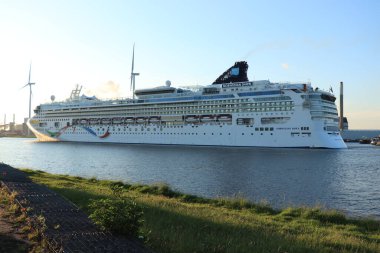 Ijmuiden, Hollanda - 24 Mayıs 2022: Norveç Gemi Şirketi 'nin sahibi ve işletmecisi Norveç Şafağı. Gemi renkli gövde sanatı ile boyanmıştır.