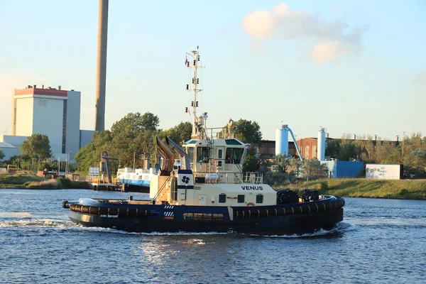 オランダ イムイデン2022年5月24日 北海運河のタグボート アムステルダム方面 — ストック写真