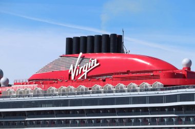 IJmuiden, Hollanda - 20 Nisan 2022: Valiant Lady yolcu gemisi, Virgin Voyages tarafından işletiliyor, gemi yapımcısı Fincantieri. Virgin Şirketi logosuna sahip kırmızı huninin ayrıntıları