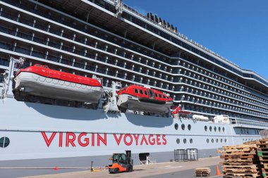 IJmuiden, Hollanda - 20 Nisan 2022: Valiant Lady yolcu gemisi, şirket adı Virgin Voyages olan gövdenin ayrıntıları