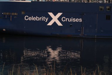 IJmuiden, Hollanda - 14 Mayıs 2022: Ünlülerin Zirvesi, geminin gövdesindeki isim ayrıntıları