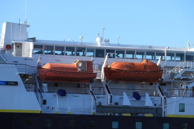 IJmuiden, Hollanda - 9 Haziran 2022: National Geographic Explorer on North Sea Channel. Daha önce Midnatsol II adıyla Hurtigruten tarafından işletilmiştir. Filikaların ayrıntıları