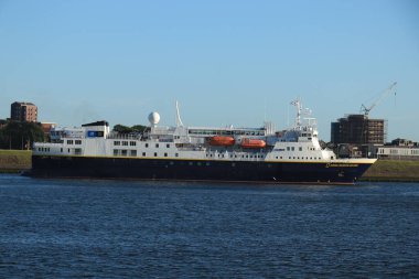 IJmuiden, Hollanda - 9 Haziran 2022: National Geographic Explorer Kuzey Denizi Kilidi IJmuiden 'dan ayrılıyor. Gemi daha önce Midnatsol II olarak Hurtigruten tarafından kullanıldı..