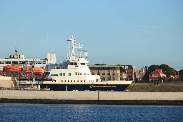 IJmuiden, Hollanda - 9 Haziran 2022: National Geographic Explorer on North Sea lock IJmuiden. Gemi daha önce Midnatsol II olarak Hurtigruten tarafından kullanıldı..