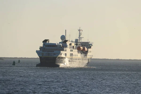 イムイデン オランダ 6月9 2022 北海ロックイムイデンを離れるナショナル ジオグラフィック エクスプローラー 以前はフルティグルテンによってミドナトール2世として運用されていた — ストック写真