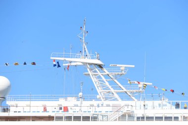 IJmuiden, Hollanda - 12 Haziran 2022: Costa Fortuna, sahibi ve işletmecisi Costa Crociere. Felison Cruise terminaline demirlemiş. Seyrüsefer ekipmanlarının ayrıntıları