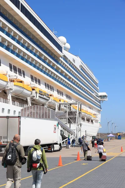 荷兰Ijmuiden 2022年6月12日 Costa Fortuna 由Costa Crociere拥有和经营 Felison Cruise终点站Ijmuiden的乘客登机 — 图库照片