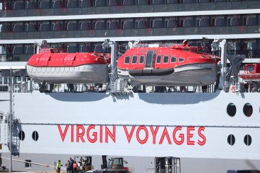 IJmuiden, Hollanda - 20 Nisan 2022: Cesur Leydi yolcu gemisi, Virgin Voyages tarafından işletiliyor, kırmızı filikaların ayrıntıları