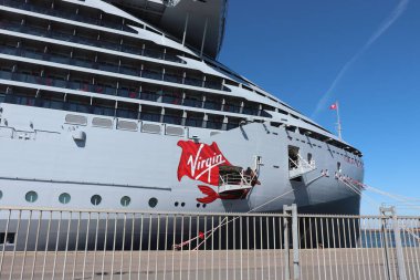 IJmuiden, Hollanda - 20 Nisan 2022: Valiant Lady yolcu gemisi, Virgin Voyages tarafından işletiliyor. Adı, şirket logosu ve çizgi film karakteri.