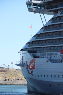 IJmuiden, Hollanda - 20 Nisan 2022: Valiant Lady yolcu gemisi, Virgin Voyages tarafından işletiliyor. Adı, şirket logosu ve çizgi film karakteri.