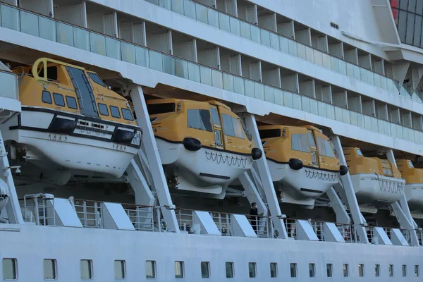荷兰国际机场 2022年5月1日 艾达索尔停泊在费里森游轮码头 救生船或安全艇 — 图库照片