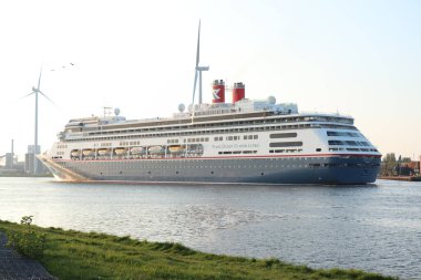 IJmuiden, Hollanda - 1 Mayıs 2022: MS Bolette yolcu gemisi, Fred Olsen Cruise tarafından işletiliyor, önceki adıyla Amsterdam, Holland America Line 'a ait.