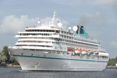 IJmuiden, Hollanda - 21 Mayıs 2022: MS Amera Phoenix Reisen 'in sahibi ve işletmecisi. Kuzey Denizi Kanalı 'ndaki eski HAL Prinsendam